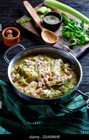 zuppa finlandese di piselli verdi con costolette di maiale e prosciutto in una pentola, vista verticale dall'alto Foto Stock