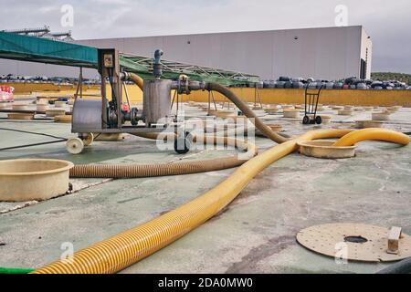 Costruzione in metallo con acqua e tubi posti in zona industriale con serbatoi per la depurazione delle materie prime in fabbrica Foto Stock