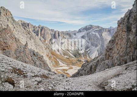 Splendida vista sulle montagne innevate e sulla valle delle Dolomiti cielo blu con nuvole Foto Stock