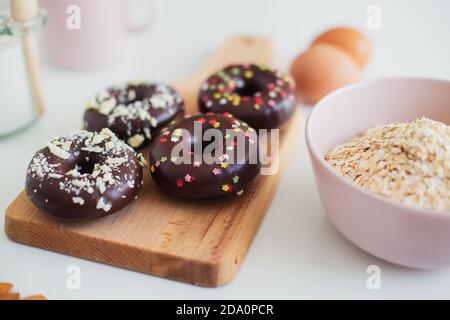 Ciambelle e ingredienti per la ricetta sul tavolo Foto Stock