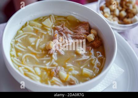 Una tazza di zuppa con crostini di patate, pasta, carne. Primo piano Foto Stock