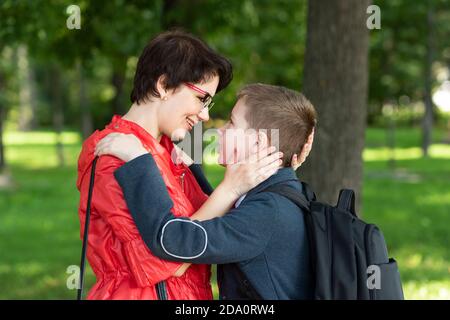 Madre e figlio si guardano l'un l'altro con amore. Foto Stock