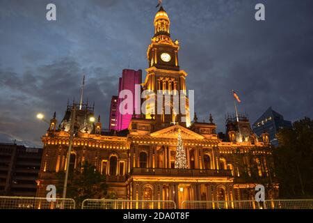 Paesaggio urbano panoramico notturno da Sidney il 2019 febbraio Foto Stock