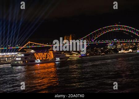 Paesaggio urbano panoramico notturno da Sidney il 2019 febbraio Foto Stock