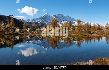 Paesaggistico paesaggio montano autunnale con lago alpino. Parco Nazionale del Gran Paradiso. Italia Foto Stock
