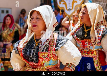 Donne vestite nel costume tipico di Lagartera durante la processione del Corpus Domini. Lagartera, Toledo, Castilla - la Mancha, Spagna, Europa Foto Stock