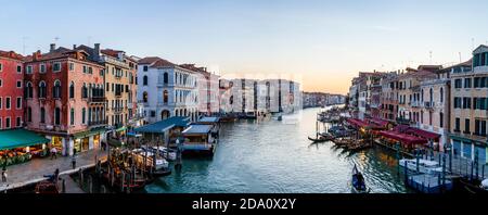 Un'immagine panoramica del Canal Grande tratta dal Ponte di Rialto, Venezia, Veneto, Italia. Foto Stock