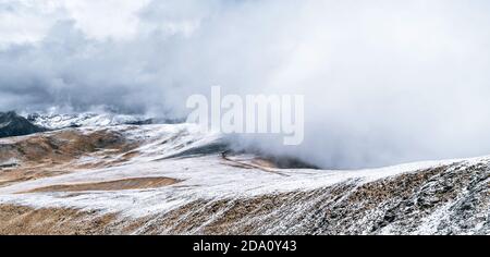 Paesaggio freddo e severo di montagne innevate dei Pirenei con Envalira pass in inverno Foto Stock