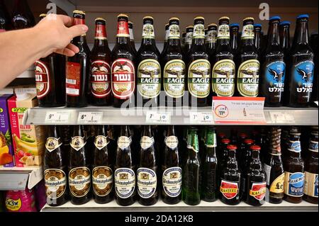 Birra in un supermercato israeliano Foto Stock