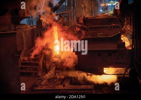 Produzione di acciaio in forni elettrici. Scintille di acciaio fuso. Forno elettrico ad arco. Produzione metallurgica, industria pesante, ingegneria, acciaio Foto Stock