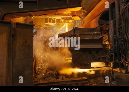 Produzione di acciaio in forni elettrici. Scintille di acciaio fuso. Forno elettrico ad arco. Produzione metallurgica, industria pesante, ingegneria, acciaio Foto Stock