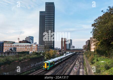 L'edificio modulare più alto del mondo, a dieci gradi, 101 George Street, East Croydon, Londra, Regno Unito Foto Stock