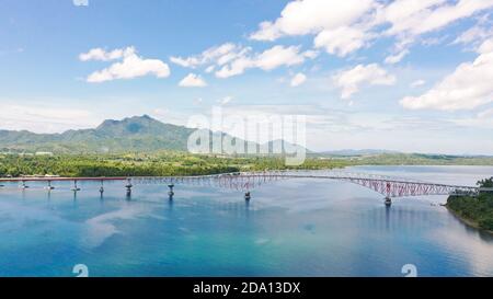 San Juanico Bridge: Il Ponte Più Lungo Delle Filippine. Ponte stradale tra le isole, vista dall'alto. Concetto di vacanza estiva e di viaggio. Foto Stock