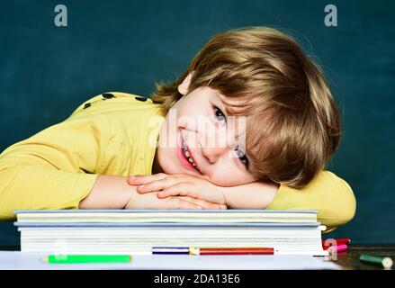 Sfondo lavagna. Spazio copia lavagna. Primo giorno di scuola. Buon umore sorridente ampiamente a scuola. Preschooler. Ritorno a scuola Foto Stock