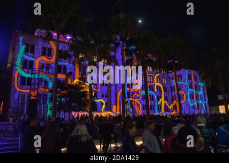 Paesaggio urbano panoramico notturno da Sidney il 2019 febbraio Foto Stock