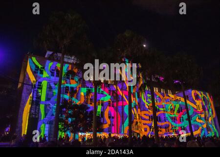 Paesaggio urbano panoramico notturno da Sidney il 2019 febbraio Foto Stock