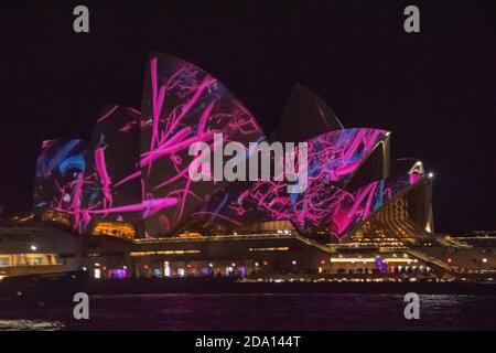 Paesaggio urbano panoramico notturno da Sidney il 2019 febbraio Foto Stock