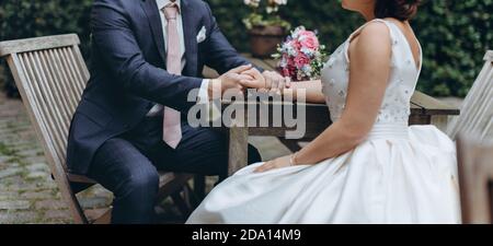 Coppia nuziale insieme festeggiando felice giorno di nozze. Concetto di agenzia per matrimoni. Foto Stock