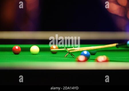 MILTON KEYNES, REGNO UNITO. 8 novembre 2020. Neil Robertson controlla le palle sul tavolo durante la 2020 888Sport Champion of Champions Snooker Final alla Marshall Arena domenica 08 novembre 2020 a MILTON KEYNES, INGHILTERRA. Credit: Taka G Wu/Alamy Live News Foto Stock