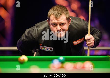 MILTON KEYNES, REGNO UNITO. 8 novembre 2020. Mark Allen controlla le palle sul tavolo durante la 2020 888Sport Champion of Champions Snooker Final alla Marshall Arena di domenica 08 novembre 2020 a MILTON KEYNES, INGHILTERRA. Credit: Taka G Wu/Alamy Live News Foto Stock