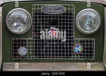 griglia del radiatore su una land rover serie 1 o 2 auto con badge union jack realizzato in inghilterra fari Foto Stock