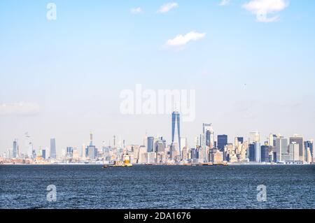 Skyline di New York City Manhattan visto da Staten Island Marzo 2019. La statua della libertà (in basso a sinistra) è più piccola di quanto spesso raffigurato in TV e film Foto Stock