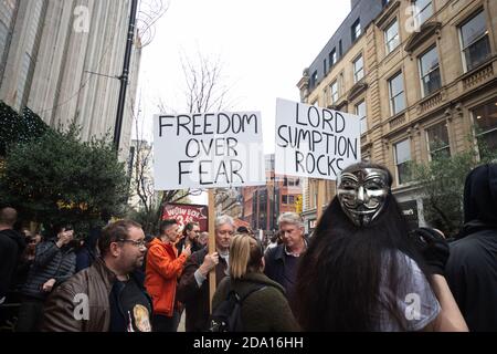 I poster "Freedom over Fear" e "Lord Sumption Rocks" all'indirizzo Protesta contro il blocco Manchester 08-11-2020 Foto Stock