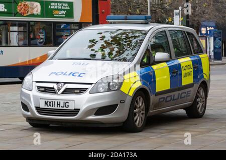 Polizia TAU Tactical Aid Unit Silver Vauxhall Zafira, Manchester centro città 08-11-2020 anti blocco protesta marzo, covid, covid19, 2020 Foto Stock