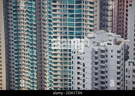 Hong Kong, Cina, aprile 2018.Vista ravvicinata dei grattacieli degli appartamenti nel quartiere finanziario. Foto Stock