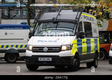 Police VW riot van, Manchester, 08-11-2020, durante la protesta anti-blocco marce lockdown2, covid, covid19, coronavirus Foto Stock