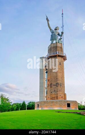 La statua di Vulcan è raffigurata nel Vulcan Park di Birmingham, Alabama. La statua in ferro raffigura il Dio romano del fuoco e della fucina, Vulcan. Foto Stock