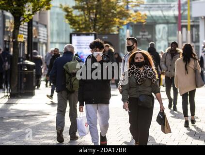 Una madre e un figlio camminano tra una folla su Birmingham High Street prima che il blocco di un mese sia entrato in vigore, novembre 2020 Foto Stock