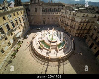 Palermo, Italia, luglio 2020. La Fontana Pretoria, una fontana scultorea simbolo di questa città vista dalle terrazze del monastero di Santa Caterina Foto Stock