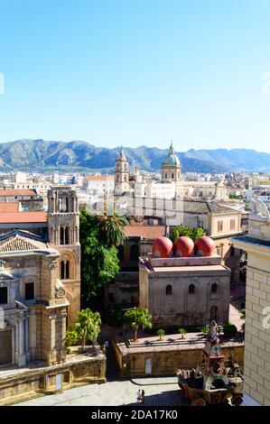 Paesaggio urbano di Palermo la principale città della Sicilia in Italia. Qui il tetto e delle vecchie case con le montagne sullo sfondo visto dalla St Foto Stock