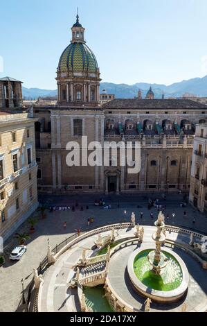 Palermo, Italia, luglio 2020. La Fontana Pretoria, una fontana scultorea simbolo di questa città vista dalle terrazze del monastero di Santa Caterina Foto Stock