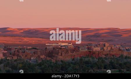 Splendida vista panoramica su Tinghir, Marocco con storiche case berberbere Loam situato in una fertile oasi verde ai piedi del sud dell'Atlante. Foto Stock