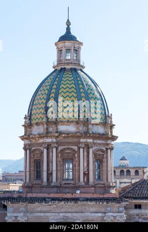 Palermo, italia, luglio 2020. La cupola verde e gialla della chiesa di San Giuseppe dei Teatin Foto Stock