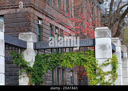 Toronto, Canada - 5 novembre 2020: Il cancello d'ingresso al campus principale dell'Università di Toronto, con un grande vecchio edificio accademico sul retro Foto Stock