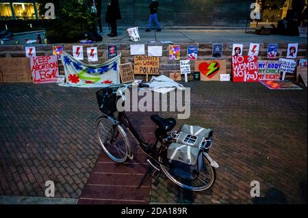 Una bicicletta è posta di fronte ai cartelli che giacciono sul terreno dopo la protesta.poiché il Tribunale costituzionale polacco ha stabilito che gli aborti in caso di malformazione del feto erano incostituzionali, effettivamente vietando l'aborto nel paese, le donne polacche in tutto il mondo hanno protestato ininterruttamente. Diverse proteste si sono svolte in tutto il paese e durante tutto il mese. Nella città olandese di Eindhoven, polacchi e olandesi si sono riuniti per mostrare sostegno a tutte le donne che non hanno il permesso di scegliere da sole. Foto Stock