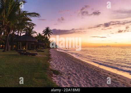 La spiaggia di le Morne Brabant al tramonto, Mauritius, Africa Foto Stock