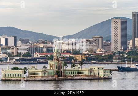 Rio de Janeiro, Brasile - 22 dicembre 2008: Closeup di palazzo verdastro e edificio museo sulla Isla fiscale di fronte a El Centro uffici edifici skyl Foto Stock