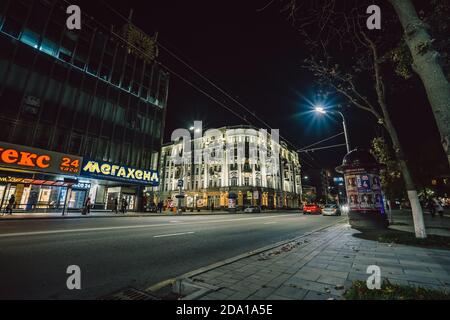 Rostov on Don, Russia - Novembre 2020: Via Sadovaya nel centro storico della città di Rostov di notte con la famosa architettura illuminata bella costruzione. Foto Stock