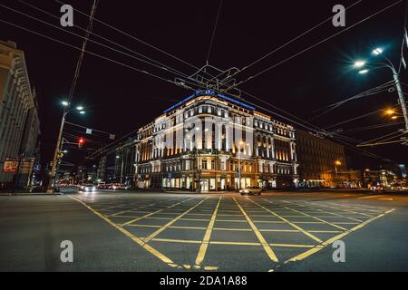 Rostov on Don, Russia - Novembre 2020: Via Sadovaya nel centro storico della città di Rostov di notte con la famosa architettura illuminata bella costruzione. Foto Stock