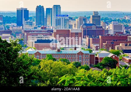 Birmingham è raffigurata dalla piattaforma di osservazione della statua di Vulcan nel Vulcan Park, 19 luglio 2015, a Birmingham, Alabama. Foto Stock