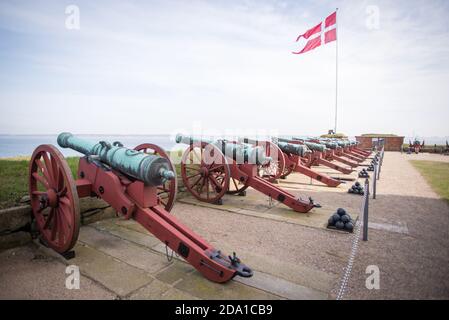 Cannoni storici sul bastione seaward del castello di Kronborg a Helsingör, Danimarca Foto Stock