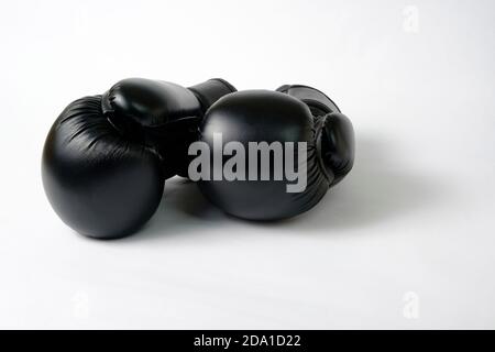 Guanti kickboxing per bambini. Guanti da boxe per bambini. Guanti per arti marziali. Isolato su bianco. Foto Stock