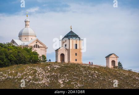 Svaty Kopecek, Holly Hill con Cappella Bianca (St Sebastian Chapel) a Mikulov, Repubblica Ceca Foto Stock