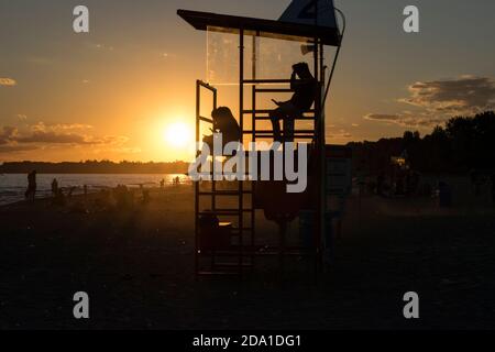 Un tramonto dorato a Port Stanley Ontario sulla spiaggia Foto Stock