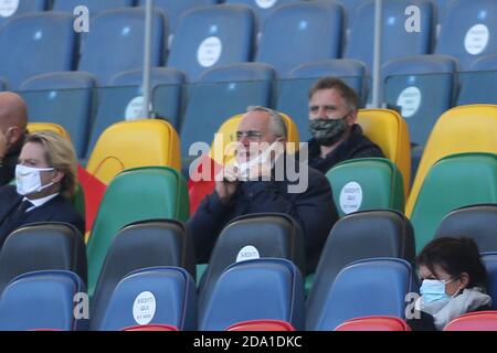 Roma, Italia. 8 novembre 2020. ROMA, ITALIA - 08/11/2020: CLAUDIO LOTITO PRESIDENTE DELLA LAZIO, IN TRIBUNA GUARDA LA PARTITA LAZIO VS JUVENTUS. Credit: Agenzia fotografica indipendente/Alamy Live News Foto Stock