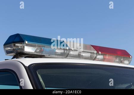 Il tetto-montato lightbar di auto della polizia Foto stock - Alamy